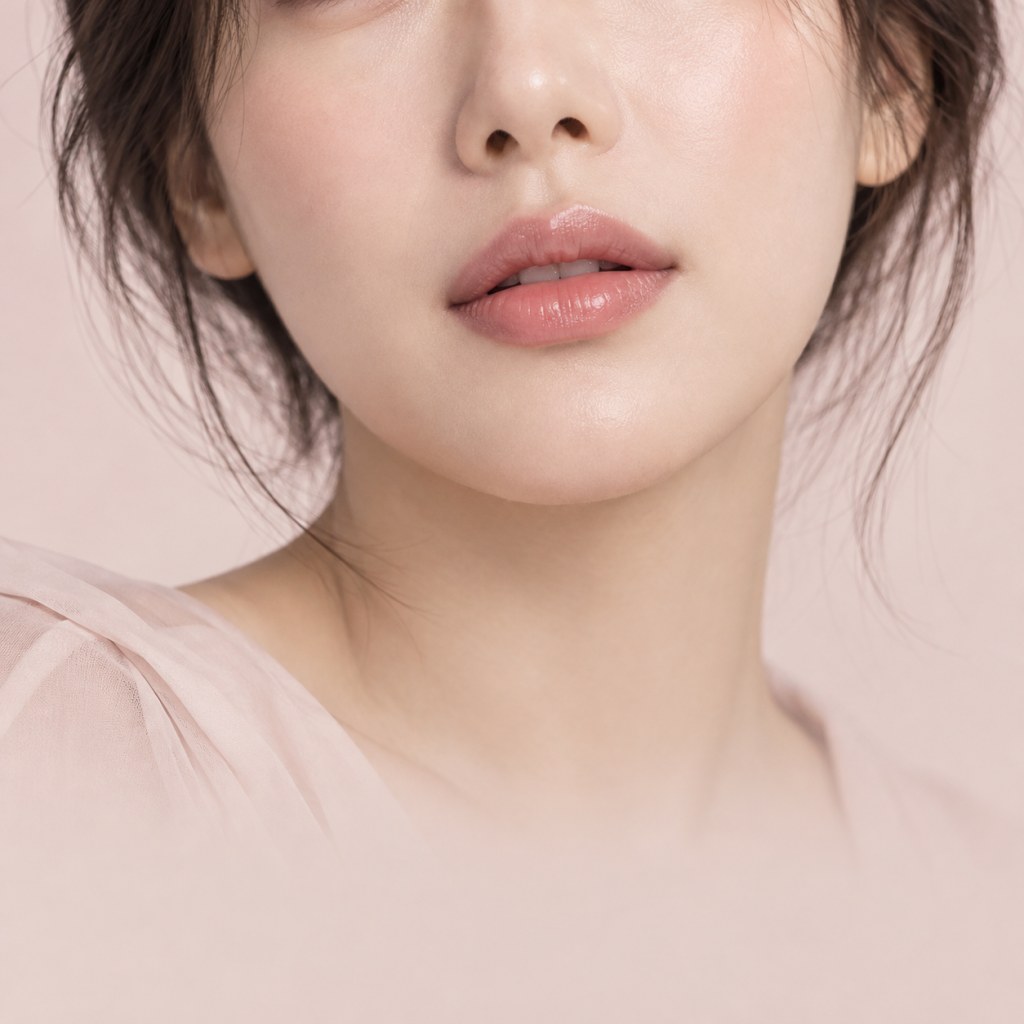 입술과 입꼬리를 중심으로 담은 모델 이미지
